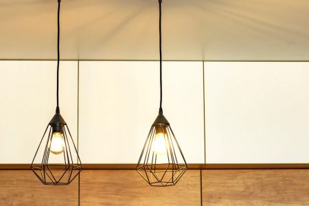 desain rumah bambu dengan lampu gantung